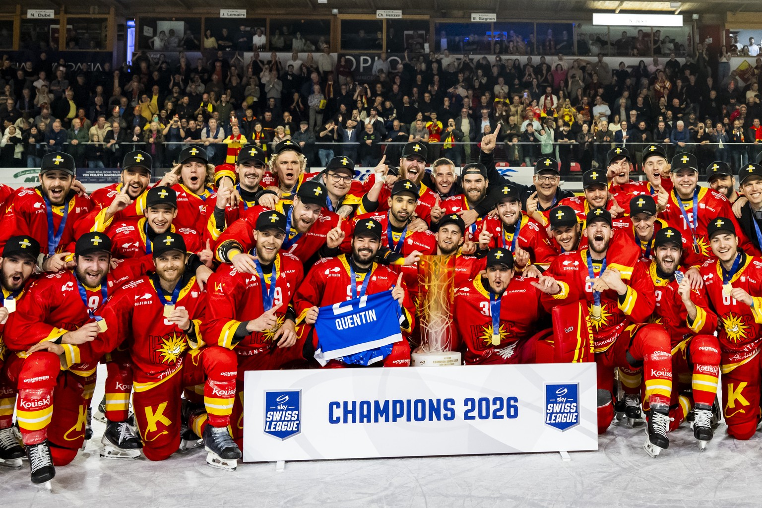 KEYPIX - Les joueurs du HC Sierre posent avec la coupe de champion de Swiss League et Leonardo Fuhrer (HCS) tient dans ses mains un maillot de football, lors de l?acte 5 de la finale des Play-off de S ...