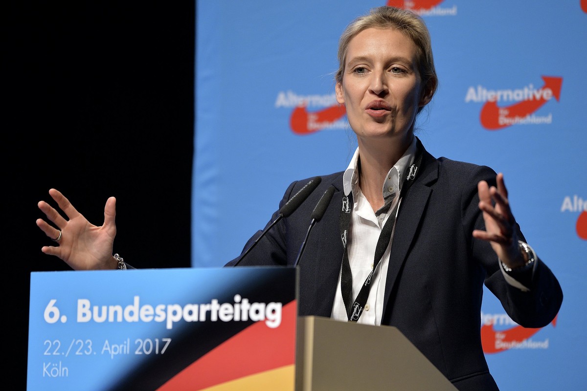 epa05923158 Alice Weidel of Germany's right-wing populist 'Alternative for Germany' (AfD) party delivers a speech during the AfD party conference in Cologne, Germany, 23 April 2017. The ...