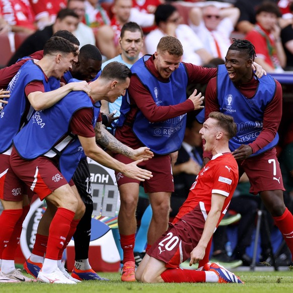 AEBISCHER Michael Team Schweiz jubelt nach seinem Tor zum 0 : 2 mit EMBOLO und ELVEDI UEFA Fussball EURO 2024 in Deutschland Spiel Gruppe A Ungarn - Schweiz 1 : 3 am 15.06.2024 in Koeln DFL REGULATION ...