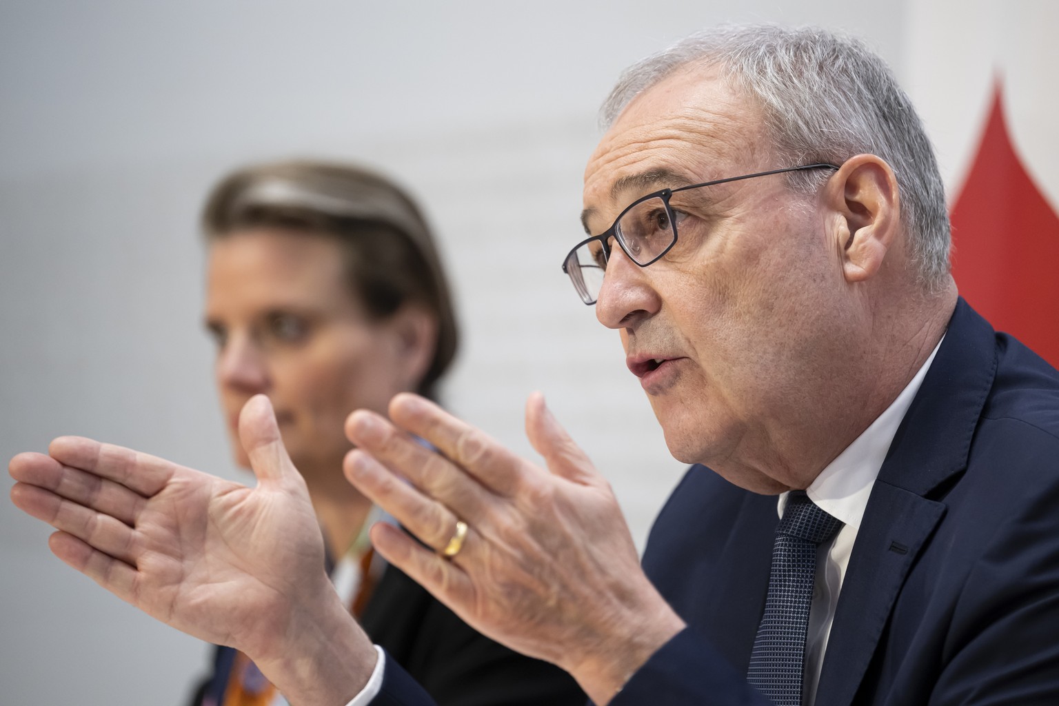Bundesrat Guy Parmelin, vorne, spricht neben Martina Hirayama, Staatssekretaerin fuer Bildung, Forschung und Innovation (SBFI), waehrend einer Medienkonferenz des Bundesrates ueber die Gutheissung und ...