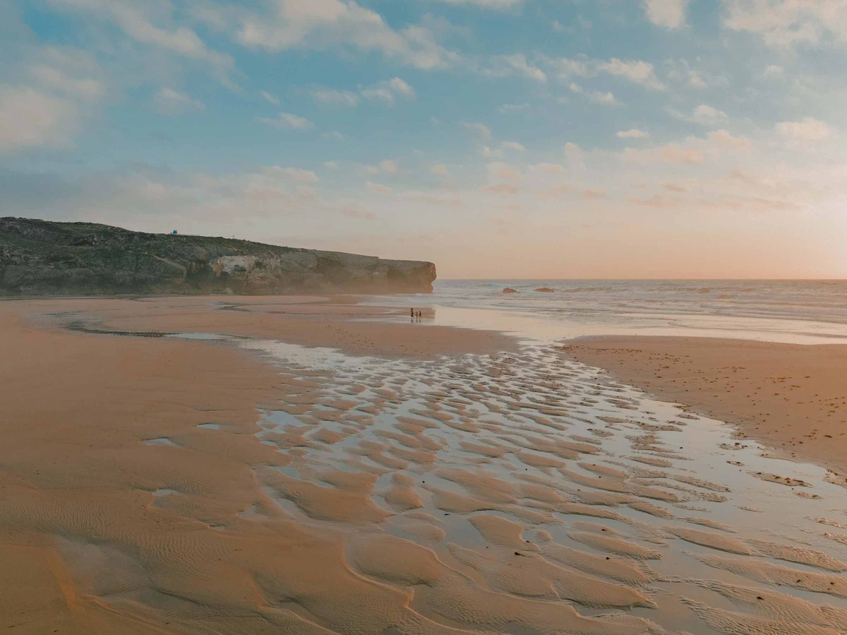 sandstrand mit schwemmgebiet, aljezur, portugal