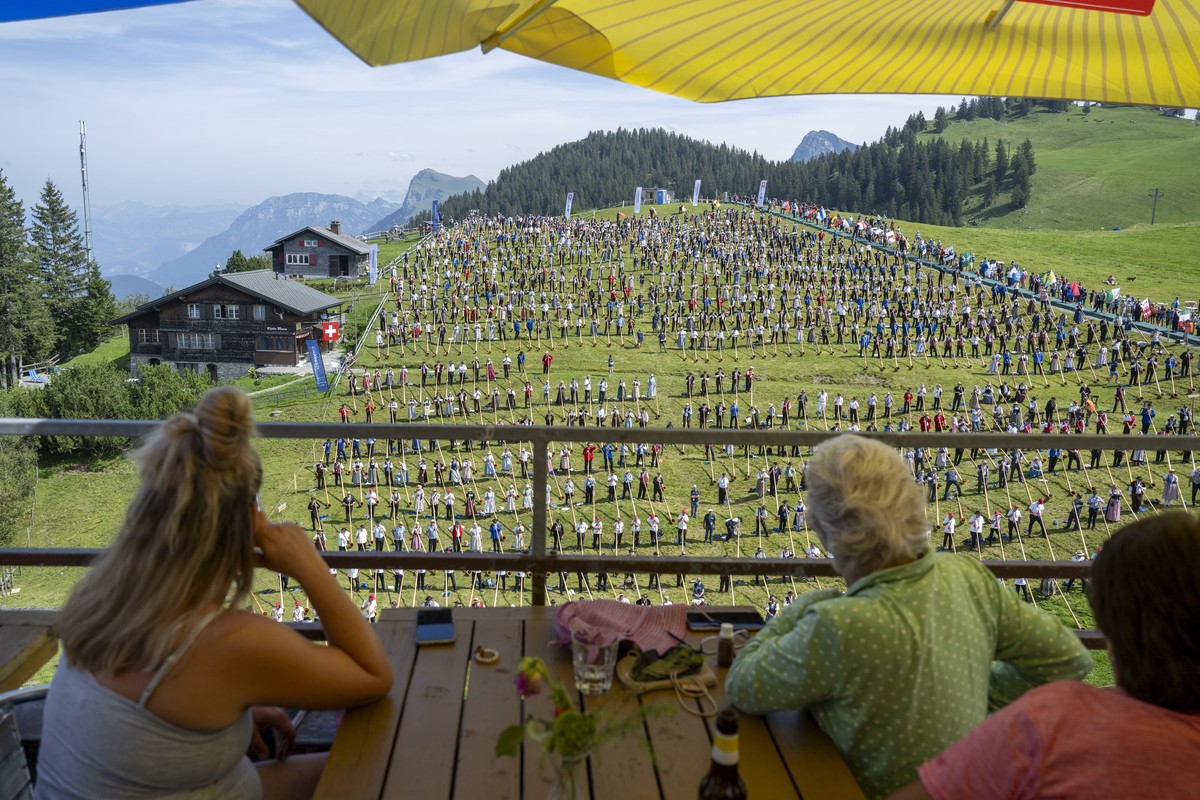 Der Weltreckord ist mit 1006 Alphornblaeser geglueckt, anlaesslich eines Alphorn Weltrekordversuchs mit ueber 1000 Alphornblaeser beim Klewenalp Festival am Samstag, 31. August 2024 auf der Klewenalp  ...