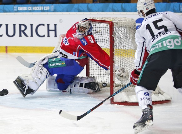 Lausanne HC Stuermer Dustin Jeffrey, rechts, trifft zum 0-1 gegen EHC Kloten Torhueter Martin Gerber waehrend dem Eishockey-Halbfinal-Cupspiel zwischen dem EHC Kloten und Lausanne HC am Donnerstag, 5. ...