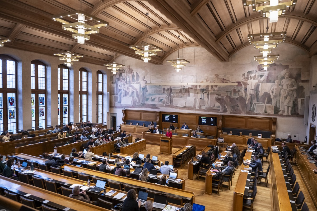 Die Mitglieder des Berner Stadtparlaments beschaeftigen sich mit den gewalttaetigen Ausschreitungen waehrend der unbewilligten Demonstration zum Krieg in Gaza, an der Sitzung des Stadtrats, am Donners ...