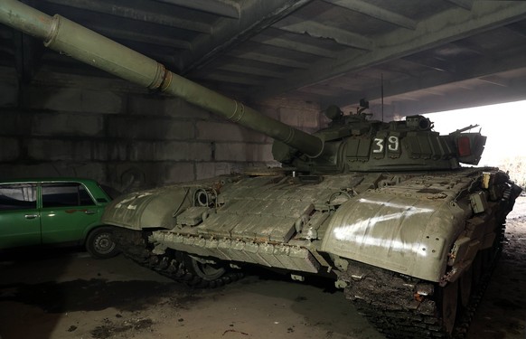 Russia Ukraine Military Operation Repair Unit 8325783 28.11.2022 A T-72 tank is seen in the hangar of the DPR repair unit, at the unknown location in Donetsk region, Donetsk People s Republic, Russia. ...