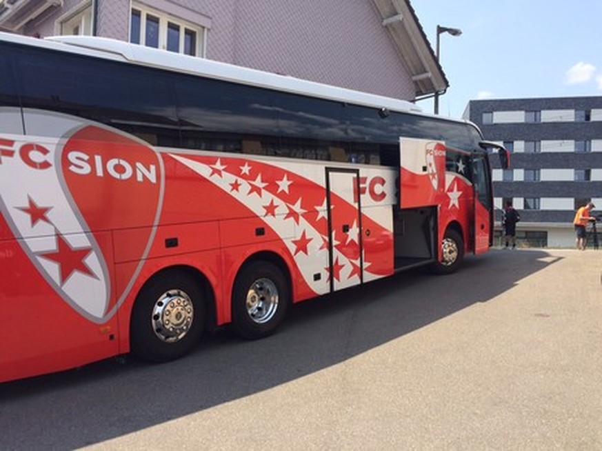 Prallte in Seon (AG) in eine korrekt entgegenkommende Autofahrerin: Mannschaftsbus des FC Sion.