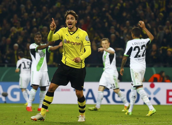 Borussia Dortmund&#039;s Mats Hummels complains after a goal was disallowed due to being ruled offside during their German soccer cup (DFB Pokal) semi-final match against WfL Wolfsburg in Dortmund Apr ...