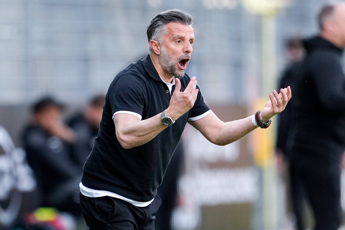 Tomas Oral Trainer, Cheftrainer, SVS, gibt Anweisungen, gestikuliert, mit den Armen gestikulieren, Einzelbild, Einzelfoto, Aktion, Action, 09.04.2023, Sandhausen Deutschland, Fussball, 2. Bundesliga,  ...