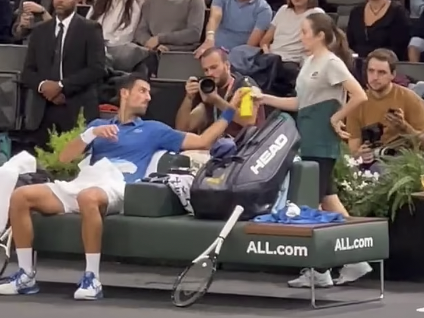 Djokovic erhält die mysteriöse Flasche in Paris.