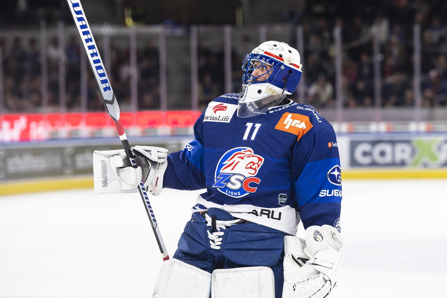 Zuerichs Torhueter Simon Hrubec im zweiten Eishockey Playoff Halbfinalspiel der National League zwischen den ZSC Lions und dem EHC Biel am Samstag, 1. April 2023 in der Swiss Life Arena in Zuerich. (K ...