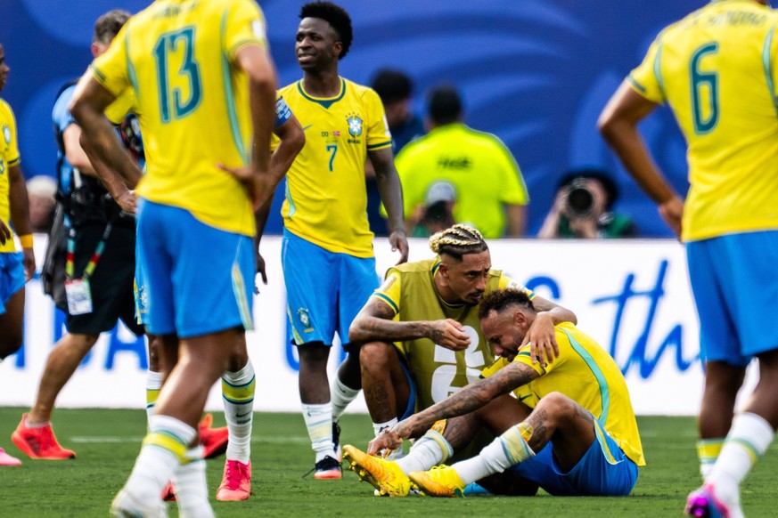 260705 Vinicius Junior and Neymar Jr of Brazil looks dejected after the FIFA World Cup, WM, Weltmeisterschaft, Fussball 2026 round of 16 football match between Brazil and Norway on July 5, 2026 in New ...