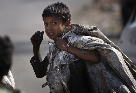 Ein indische Junge verdingt sich als Lumpensammler&nbsp;– 13 Millionen Kinder leisten alleine in Indien Kinderarbeit.