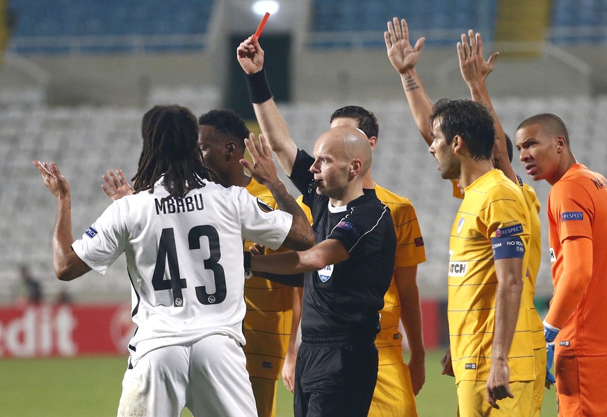 Bern&#039;s Kevin Mbabu, left, gets a red card, during the UEFA Europa League group B match between Cyprus&#039; APOEL Nicosia and Switzerland&#039;s BSC Young Boys, at the GSP Stadium in Nicosia, Cyp ...