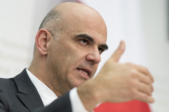 Bundesrat Alain Berset spricht an einer Medienkonferenz ueber die Stossrichtung der Reform der Altersvorsorge, am Mittwoch, 20. Dezember 2017, in Bern. (KEYSTONE/Peter Schneider)