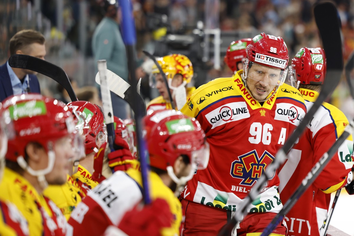 Biels Damien Brunner, rechts, und seine Teamkollegen im Eishockey Meisterschaftsspiel der National League zwischen EHC Biel und HC Davos, am Samstag, 23. September 2023, in der Tissot Arena in Biel. ( ...