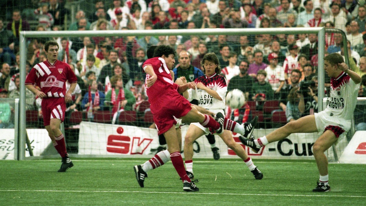 13.01.96 Hallen Masters Stuttgart Deutschland, Stuttgart, 13.01.1996, Fussball, Hallen Masters Stuttgart: v.l. Krassimir Balakov VfB Stuttgart, Jeff Saibene FC Aarau. *** 13 01 96 Hallen Masters Stutt ...