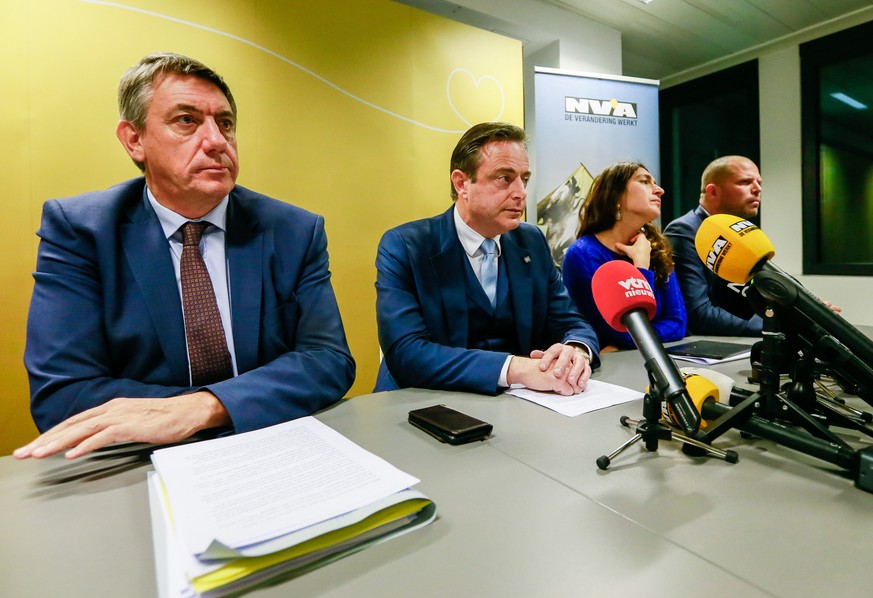 epa07218378 (L-R) Belgian Interior Minister Jan Jambon, Bart De Wever, New Flemish Alliance (Nieuw-Vlaamse Alliantie, N-VA) party leader, Belgium State Secretary for Poverty and Equal opportunities Zu ...