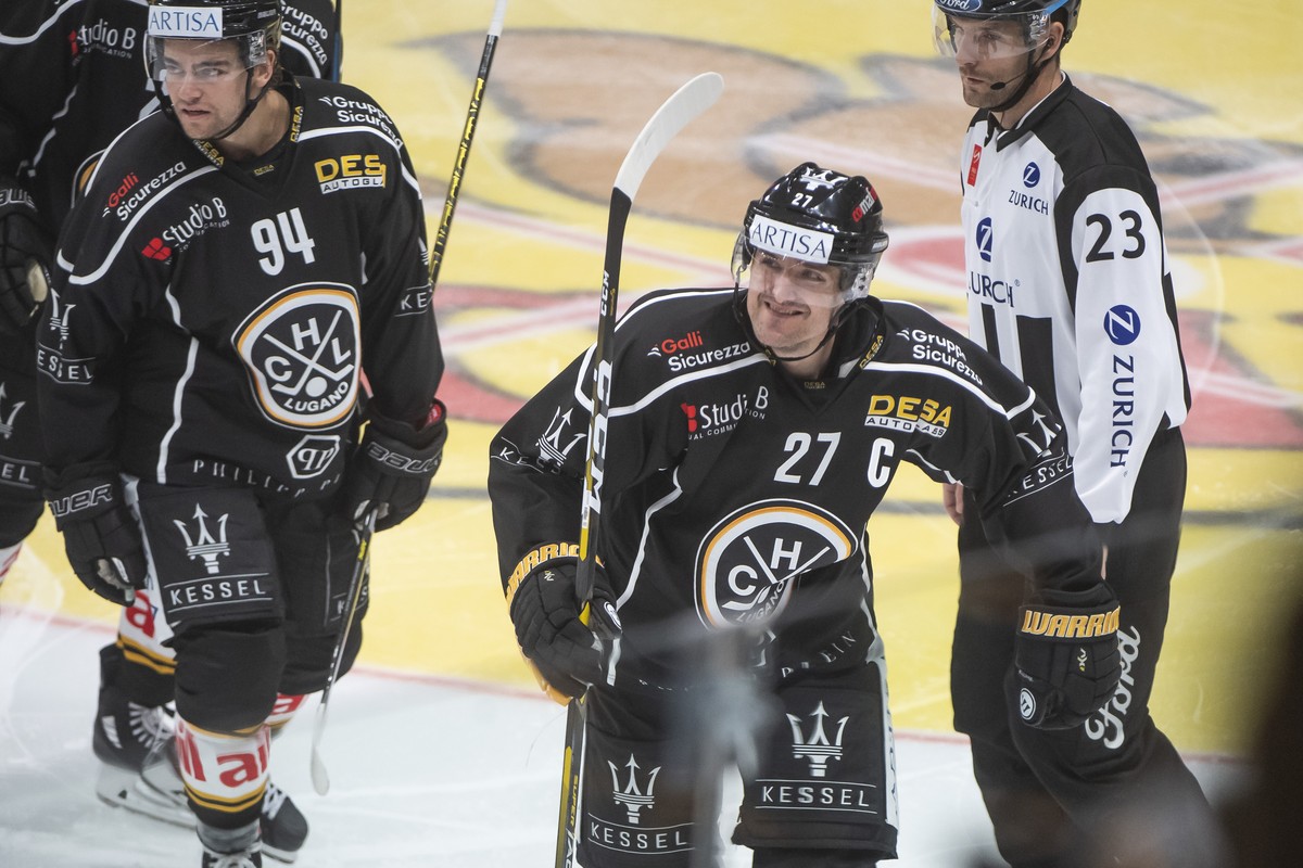 Lugano?'s player Alessandro Chiesa celebrates the 4-1 goal, during the preliminary round game of the National League between HC Lugano and SC Bern, at the ice stadium Corner Arena in Lugano, on T ...