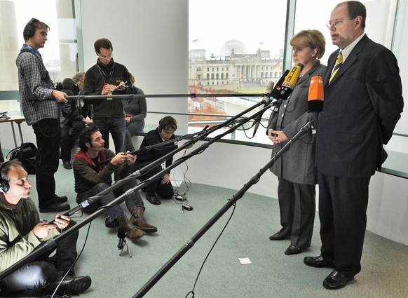 Zur Bankenkrise der Hypo Real Estate geben Bundeskanzlerin Angela Merkel (CDU), links, und Bundesfinanzminister Peer Steinbrueck, rechts, (SPD) am Sonntag , 5. Okt. 2008 im Bundeskanzleramt in Berlin  ...