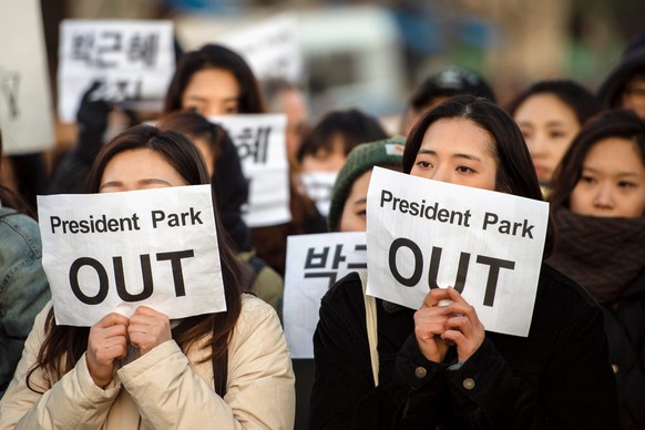 epa05628461 Demonstrators protest for the resignation of South Korea&#039;s president Park Geun-Hye on Pariser Platz in Berlin, Germany, 12 November 2016. Park is being accused of allowing her confida ...