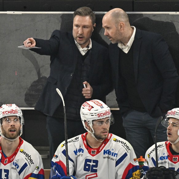 Der Klotener Head Coach Jeff Tomlinson, links uns sein Assistant Coach Kimmo Rintanen hinter der Bande, im Eishockey-Qualifikationsspiel der National League zwischen dem HC Davos und dem EHC Kloten, a ...