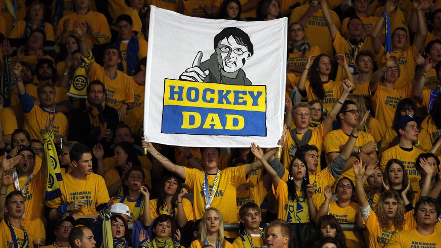 ARCHIVBILD ZUM RUECKTRITT VON DAVOS-TRAINER ARNO DEL CURTO --- Die Fans des HC Davos mit einem Plakat mit HC Davos Cheftrainer Arno Del Curto waehrend dem Eishockey-Meisterschaftsspiel der National Le ...