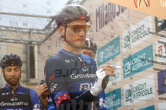 epa11223641 Swiss rider Stefan Kueng of the Groupama - FDJ team signs in before the 115th Milan-Sanremo one-day cycling race, Pavia, Italy, 16 March 2024. EPA/ROBERTO BETTINI