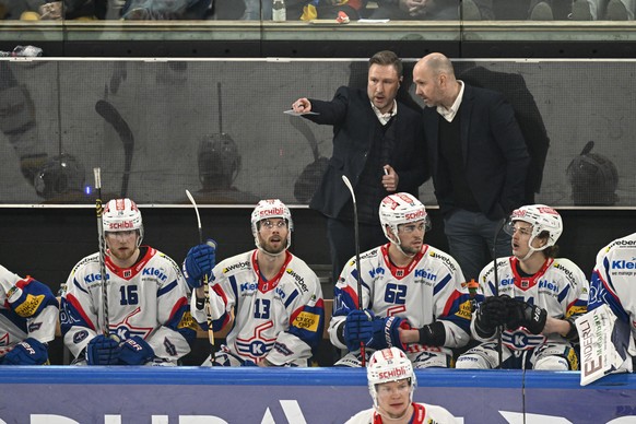 Der Klotener Head Coach Jeff Tomlinson, links uns sein Assistant Coach Kimmo Rintanen hinter der Bande, im Eishockey-Qualifikationsspiel der National League zwischen dem HC Davos und dem EHC Kloten, a ...