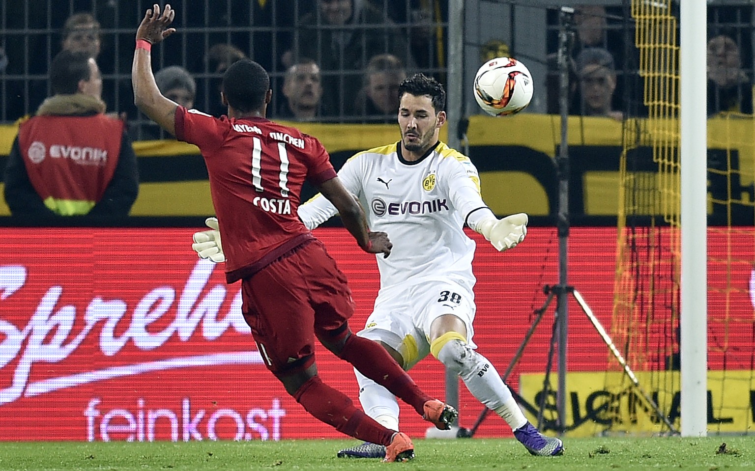 Bürki verkürzt im Duell mit Costa geschickt den Winkel.