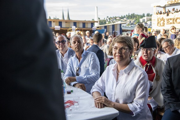 Die Bundesraetin Viola Amherd, mitte, anlaesslich der Bundesfeier Luzern auf dem Europaplatz vor dem KKL vom Montag, 31. Juli 2023 in Luzern. (KEYSTONE/Urs Flueeler).