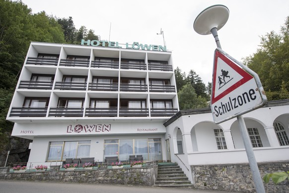 Das Hotel Loewen direkt neben dem Schulhaus von Seelisberg, fotografiert anlaesslich einer Infoveranstaltung ueber eine geplante Asylunterkunft, am Donnerstag 4. August 2016, in Seelisberg, Kanton Uri ...