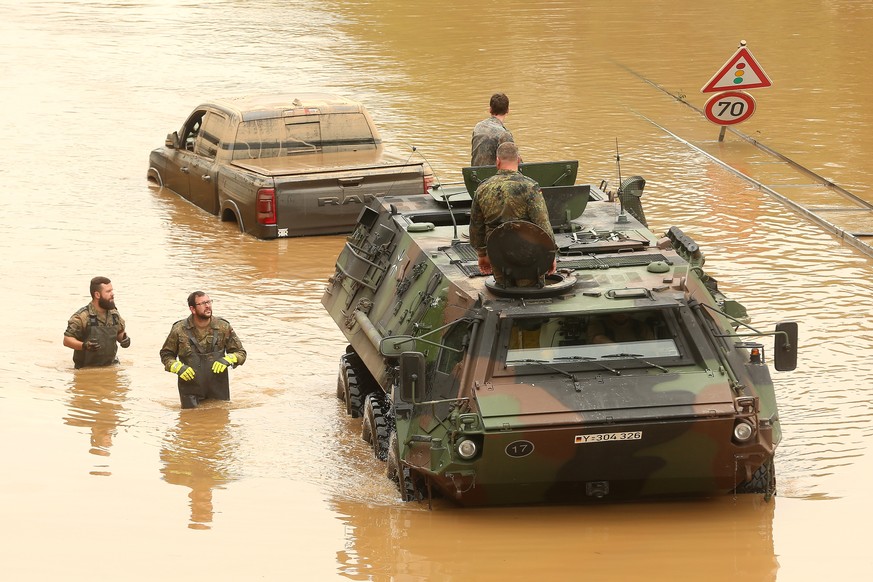 dpatopbilder - 17.07.2021, Nordrhein-Westfalen, Erftstadt: Ein Panzer der Bundeswehr beim Bergen von Fahrzeugen auf der B265. Foto: David Young/dpa +++ dpa-Bildfunk +++