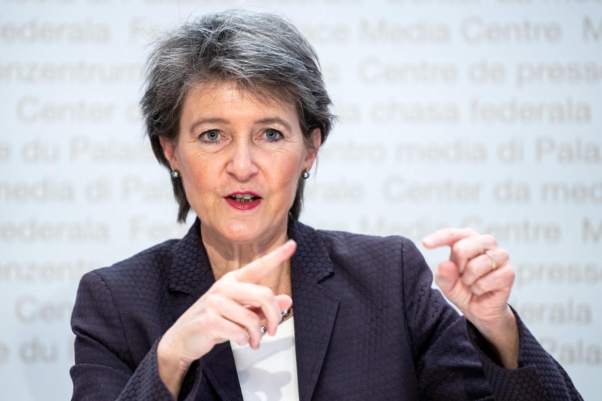 Bundesraetin Simonetta Sommaruga spricht an einer Medienkonferenz zur Revision des CO2 Gesetzes, am Freitag, 17. Dezember 2021, in Bern. (KEYSTONE/Peter Schneider)