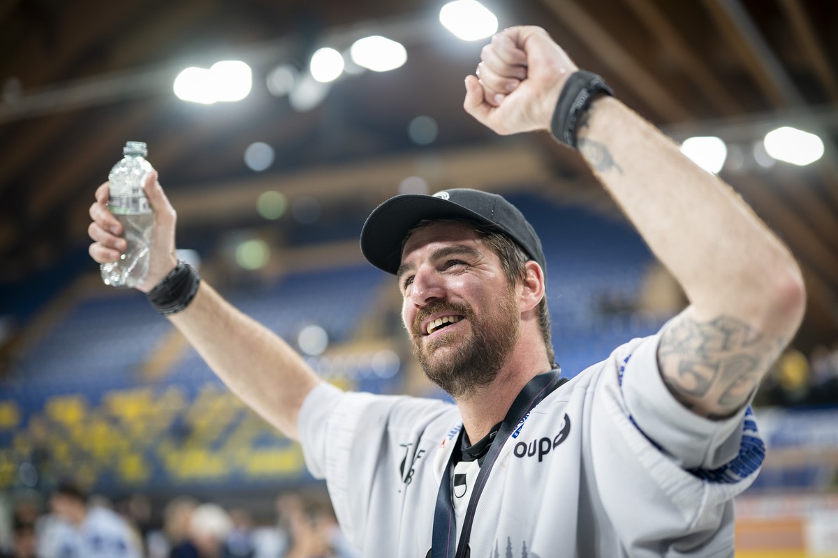 Torhueter Reto Berra (HCFG) feiert den Meistertitel nach dem Sieg gegen Davos in der Verlaengerung im siebten Eishockey Playoff Finalspiel der National League zwischen HC Davos (HCD) und HC Fribourg-G ...