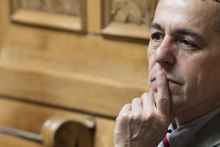 Nationalrat Ignazio Cassis, FDP-TI, verfolgt die Debatte an der Sommersession der Eidgenoessischen Raete, am Donnerstag, 15. Juni 2017, in Bern. (KEYSTONE/ Peter Schneider)