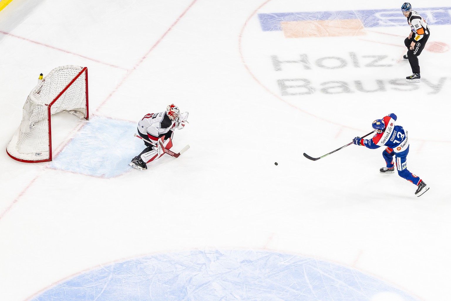 Justin Sigrist (ZSC), rechgts, schiesst das Tor zum 4:2 gegen Torhueter Connor Hughes (LHC), links, im dritten Playoff Final Eishockeyspiel der National League zwischen den ZSC Lions und Lausanne HC,  ...