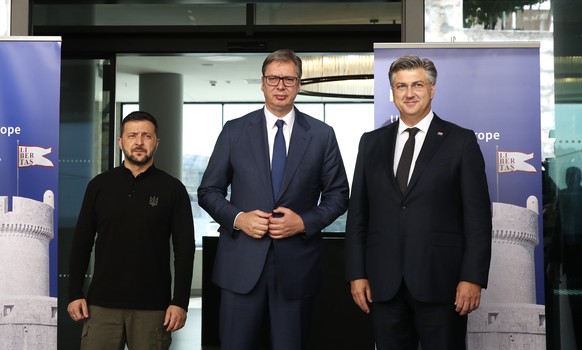 epa11651046 Croatian Prime Minister Andrej Plenkovic (R) and Ukrainian President Volodymyr Zelensky (L) welcome Serbian Prime Minister Aleksandar Vucic (C), during the Ukraine - Southeast Europe high  ...