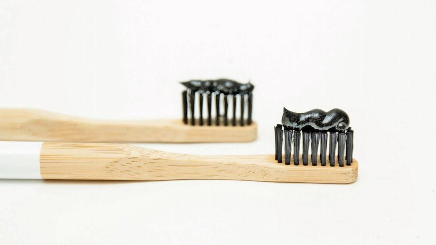Aktivkohle schrubbt die Zähne zwar sauber – aber schleift sie auch ab.