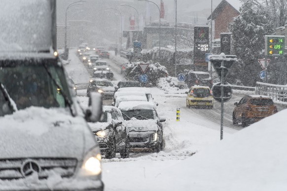 Der Verkehr ist verlangsamt wegen schneebedeckter Strassen, am Freitag, 4. Dezember 2020, in Mendrisio. Das Tessin ist am Freitagmorgen unter einer Schneedecke aufgewacht. Es galt Gefahrenstufe vier v ...