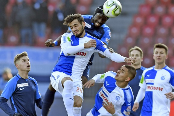 Der Zuercher Pa Modou, rechts, gegen den Grasshopper Bujar Lika, links, beim Fussballspiel der Super League Grasshopper Club Zuerich gegen den FC Zuerich im Stadion Letzigrund in Zuerich am Sonntag, 2 ...