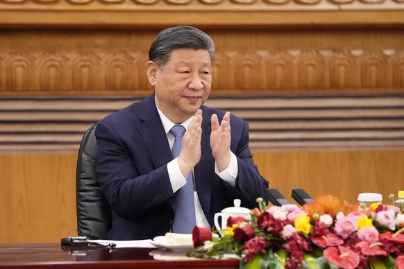 epa11993874 China&#039;s President Xi Jinping applauds as he hosts a meeting with global business leaders at the Great Hall of the People, in Beijing, China, 28 March 2025. EPA/KEN ISHII/POOL
