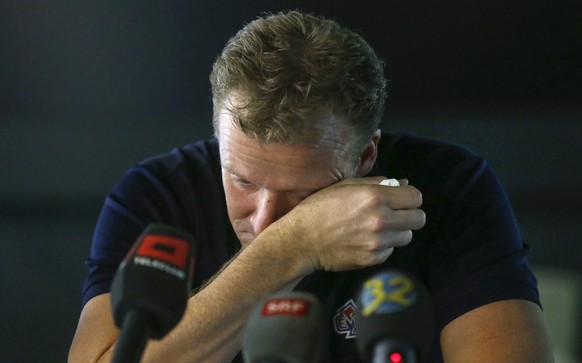 Der Eishockey Trainer des EHC Biel, Kevin Schlaepfer, wischt mit der Hand ueber sein Gesicht am Donnerstag, 15. Oktober 2015, in einer Medienkonferenz in der Tissot Arena in Biel ueber seine beruflich ...