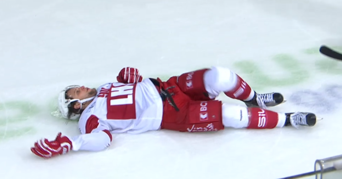 Jannik Fischer muss nach dem Check von Sprunger benommen vom Eis.&nbsp;