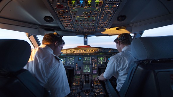 ZUR MELDUNG, DASS SICH SWISS-PILOTEN GEGEN DIE ZWEIPERSONENREGEL IM COCKPIT WEHREN, STELLEN WIR IHNEN AM MITTWOCH 17. FEBRUAR 2016 FOLGENDES ARCHIVBILD ZUR VERFUEGUNG. - Pilot und Kopilot fliegen das  ...