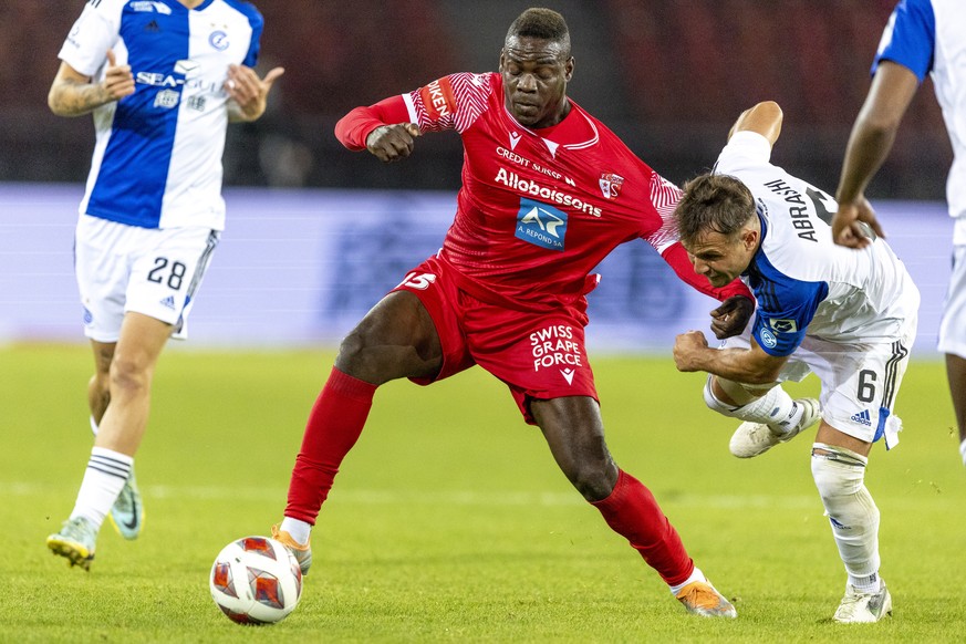 FC Sion Stuermer Mario Balotelli gegen Grasshopper Club Zuerich Mittelfeldspieler Amir Abrashi waehrend dem Fussball Meisterschaftsspiel der Super League zwischen dem Grasshopper Club Zuerich und dem  ...