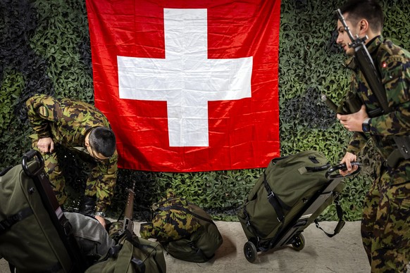 Armeeangehoerige bei der Abgabe der Militaerischen Ausruestung waehrend einer Entlassungsinspektion in der Kaserne Reppischtal in Birmensdorf, am Mittwoch, 12. November 2025 in Birmensdorf. Vom Montag ...