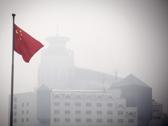 China hat viel in die emissionsstarke Zementindustrie investiert. Im Bild: Rauch steigt aus einer Kohleverarbeitungsanlage in Hejin in der zentralchinesischen Provinz Shanxi auf.