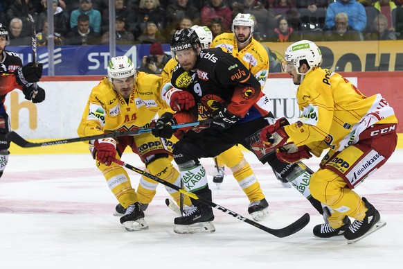 Biels Samuel Kreis, links, Berns Jan Mursak, Mitte, und Biels Damien Riat, rechts, kaempfen um den Puck, im fuenften Eishockey Playoff-Halbfinalspiel der National League zwischen dem SC Bern und dem E ...