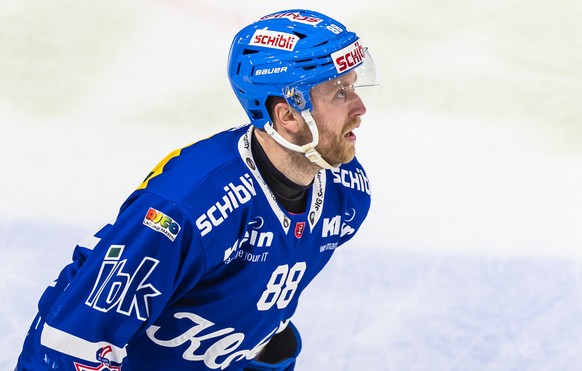 Dario Meyer (EHCK) bejubelt den Treffer zum 2:1 im vierten Playoff Viertelfinalspiel der Eishockey National League zwischen dem EHC Kloten und der Swiss Arena in Kloten. (KEYSTONE/Til Buergy)