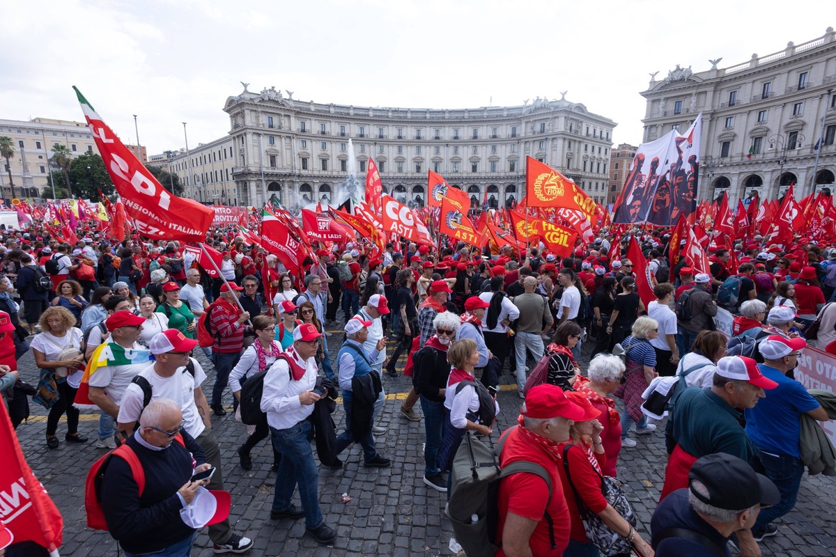 IPA89800684 - Rally in Rome organized by the CGIL La Via Maestra in support of jobs, social justice, equality, peace, and respect for the principles of the Constitution PUBLICATIONxNOTxINxITA Copyrigh ...